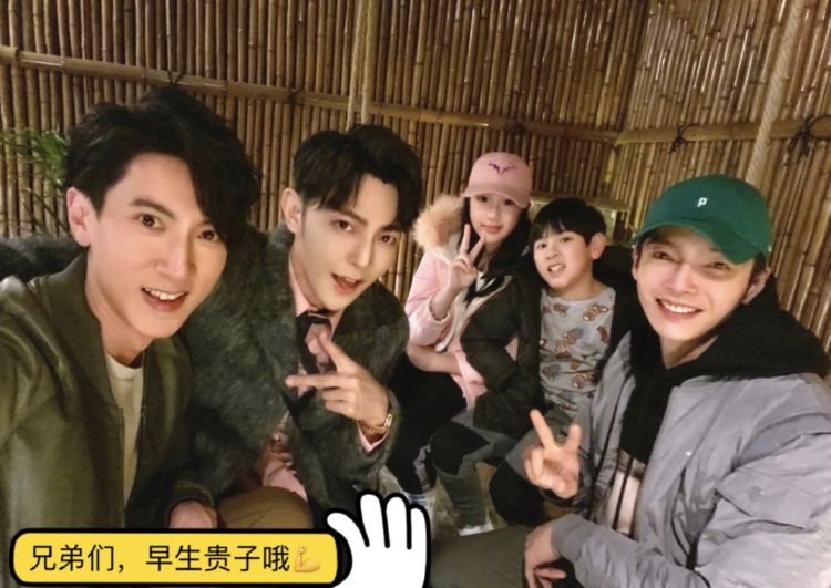 吴尊晒飞轮海感恩节聚餐，甜搂老婆出镜，祝辰亦儒汪东城早生贵子