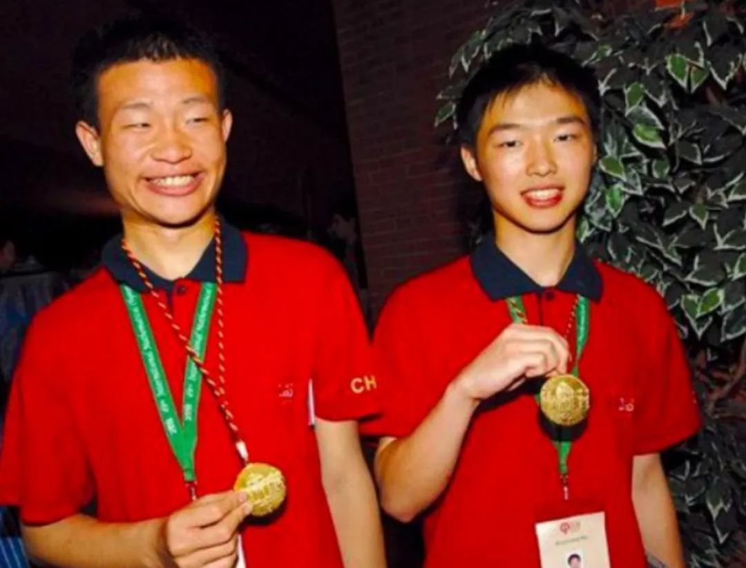 北大學神韋東奕，再次火爆全網！父母的身份藏不住了