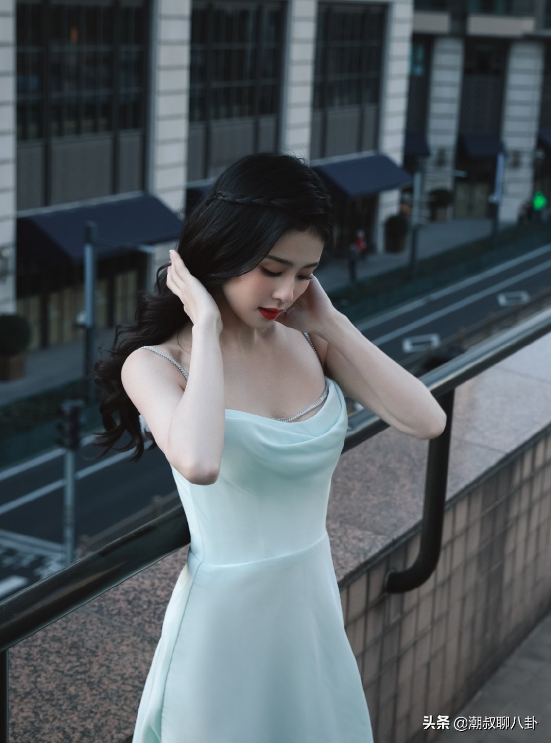 清纯可爱一面的白鹿，蓝色长裙太美了