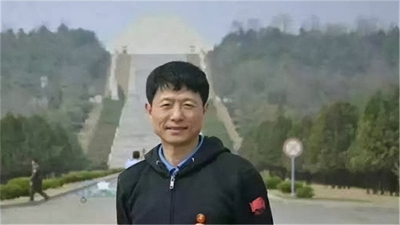 2014年艾跃进确诊胃癌，手术过后还未静养，偷偷回校连上8天课