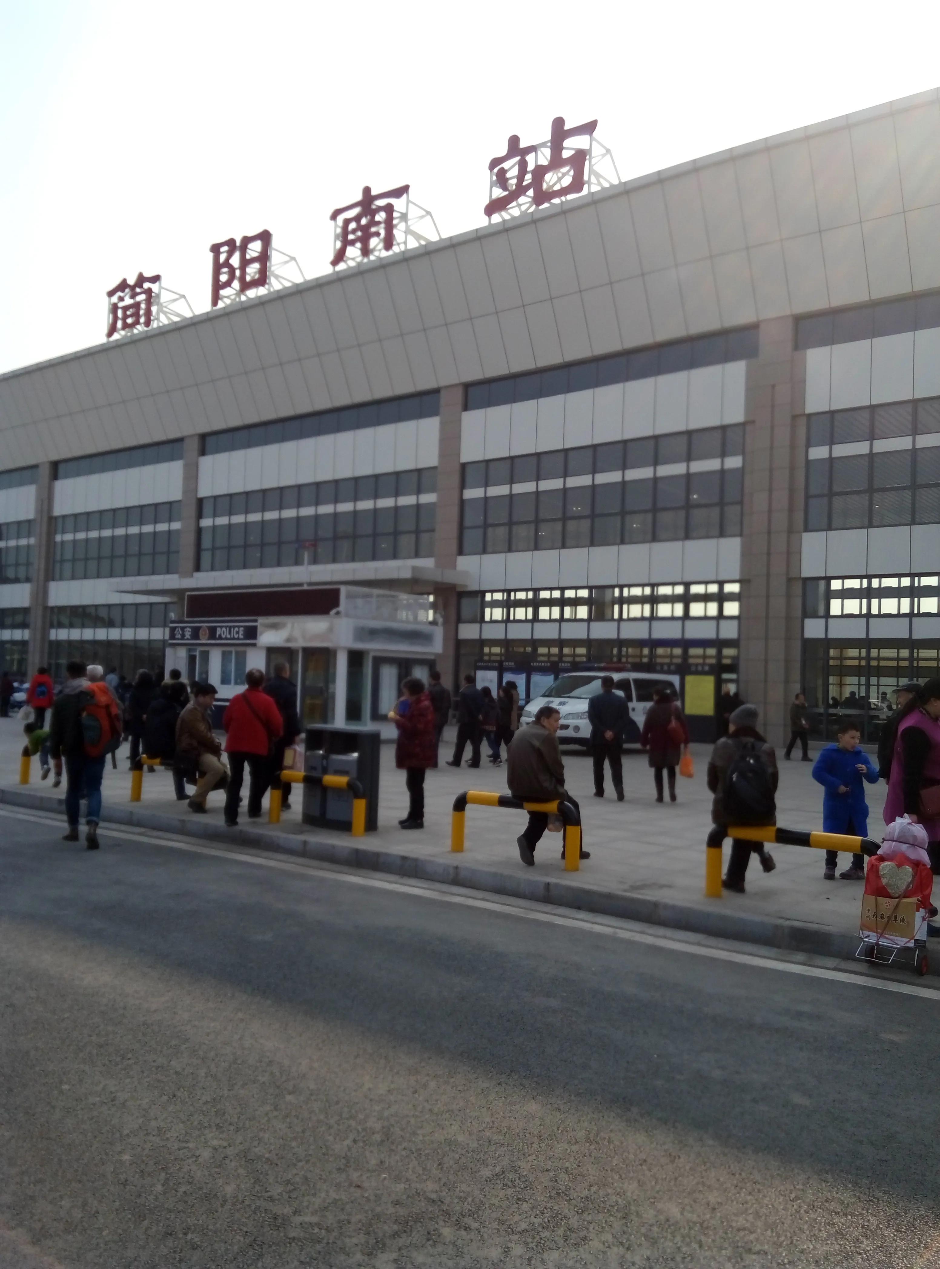 简阳南站广场(2016年拍摄)简阳南站与资阳北站停靠次数对比在建成达万