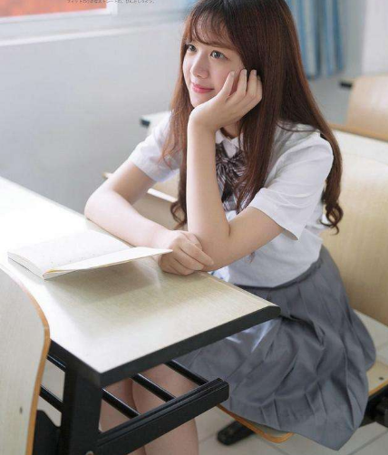 湖北黄石一艺校演出跳性感舞蹈，女生穿着火辣，评论区有些污浊