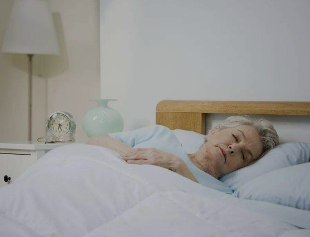 中老年人几点起床比较好？60岁以后，每天睡多长时间合理？