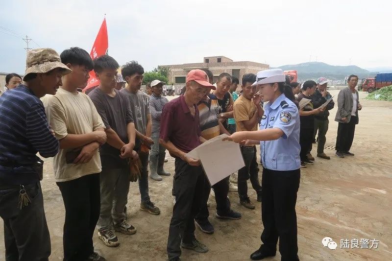 〔百日行动 · 警队故事〕党旗下的红绿灯