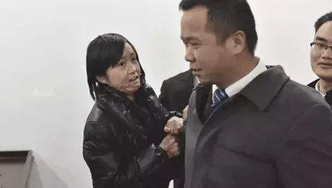 10年前，为了爱情不择手段的官二代，当街泼汽油报复16岁少女周岩