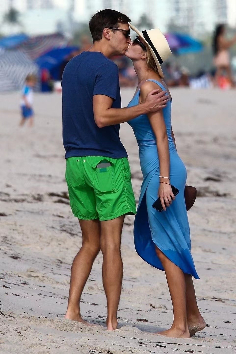 紧身裙暴露游泳圈,1米9的老公拥有6块腹肌