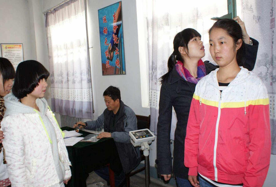 初中生“身高标准表”来了，男女标准不一样，看看你家娃达标没？