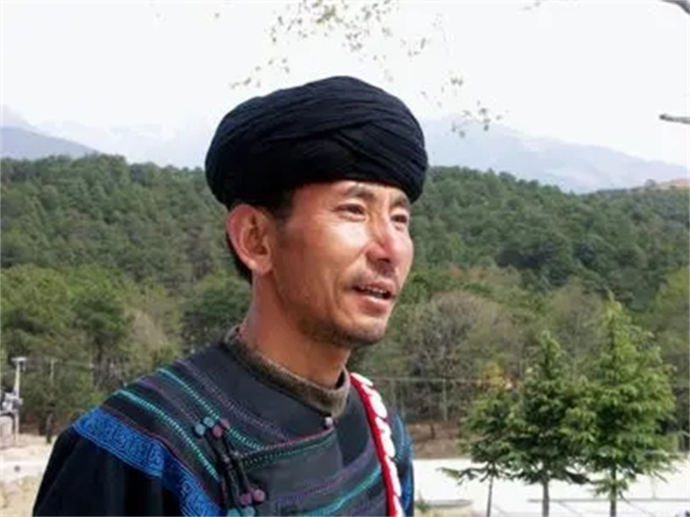 一学生家境困难登报后惊动中央，人民大会堂设宴3桌，宴请他全家