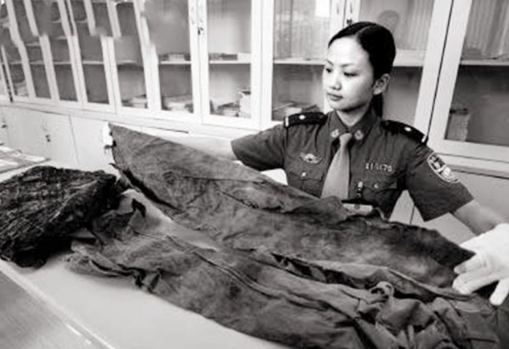 1999年，山东小伙以1敌7身中27刀牺牲，死后身上血衣成一级文物