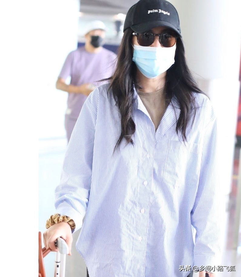 朱珠衬衫搭黑裤休闲舒适 头戴棒球帽活力十足