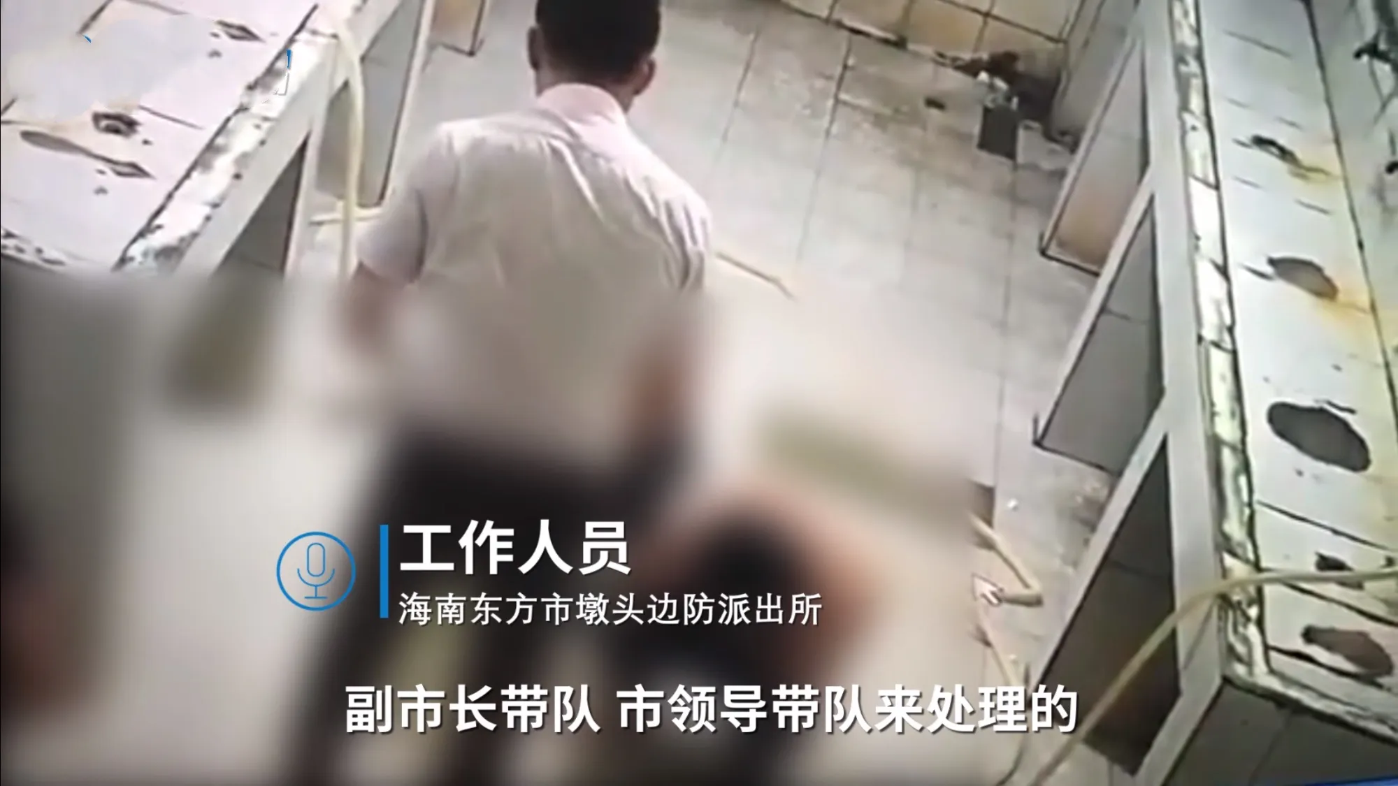 学校的监控之下，三个初中男生赤裸着上身，被副校长拿水管当鞭子连番抽打