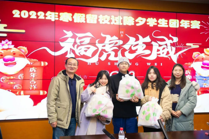 坐拥8大食堂，美食扎堆！湖北这所高校火了！还给学生免费送月饼，新春礼包！