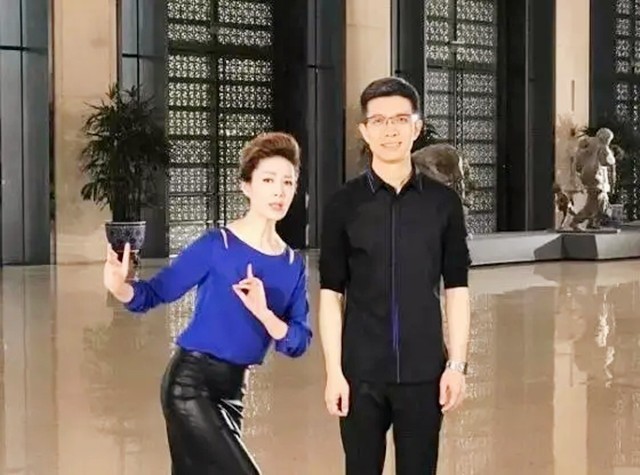 48岁央视主持李文静，戴假发10多年，与老公一直坚持成为丁克一族