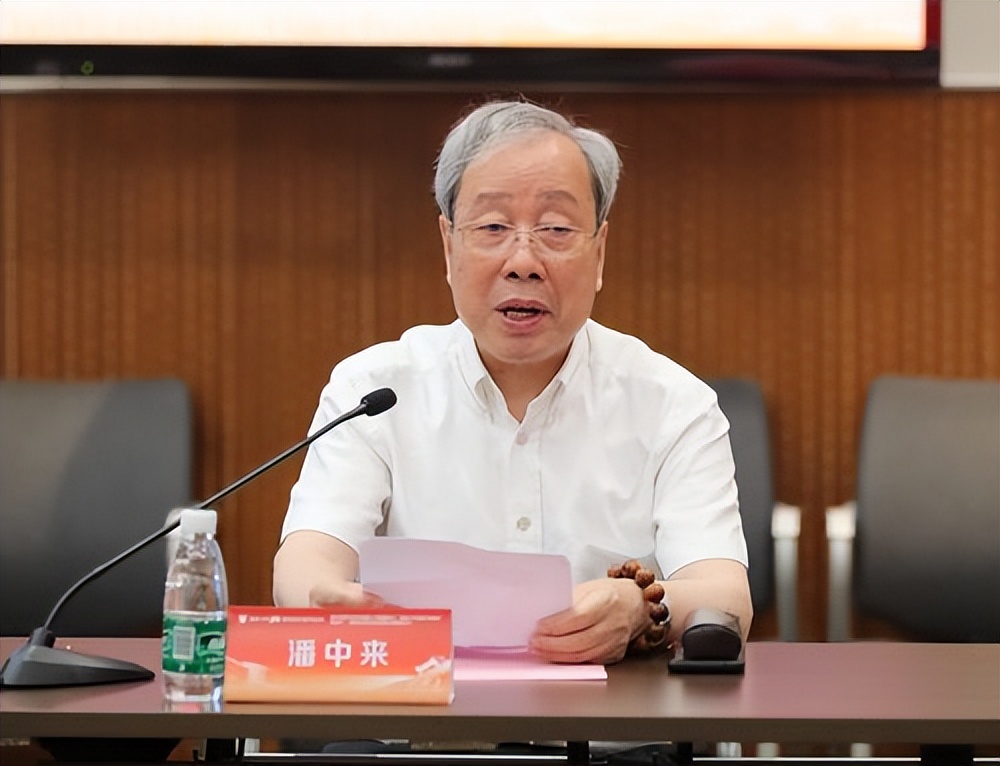 从小护士到百亿富豪，手握近8000项技术，从苹果公司赚百亿利润