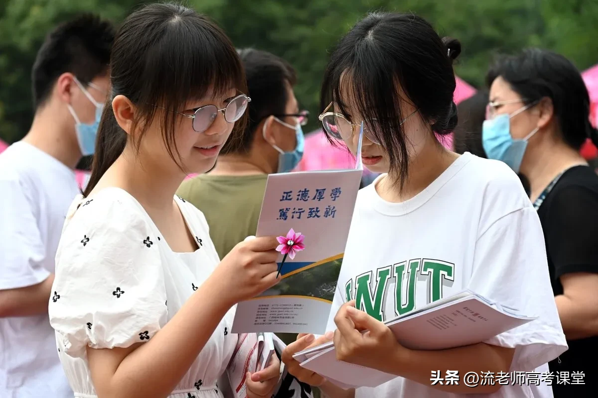 有位河南考生问我说自己考上了一所二本师范院校的汉语言文学专业，大学毕业后