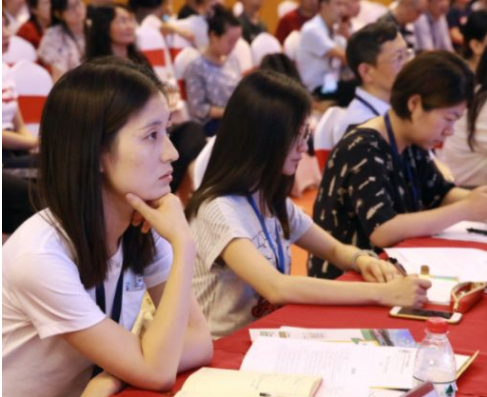 大学男生的“理想女友职业”排名，教师稳居榜首，幼师排名不理想