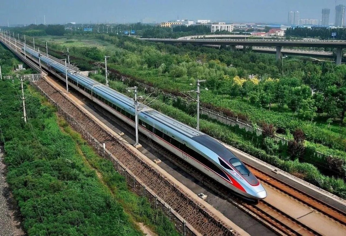 870km时速会车掀17级飓风,20年超越西方,中国高铁完成自主创新