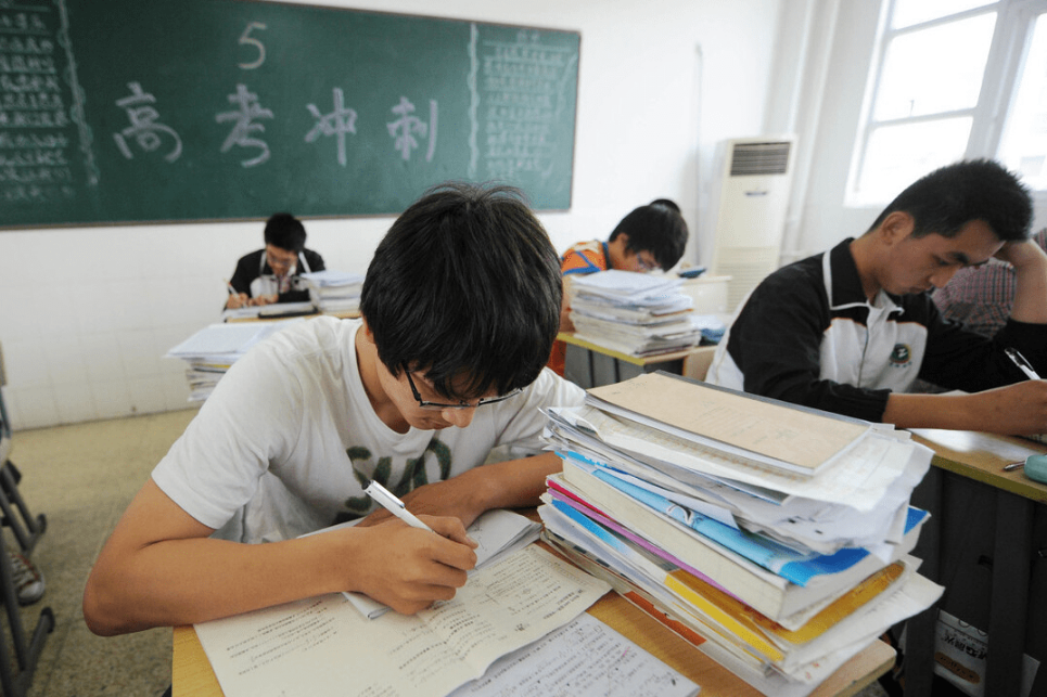 大学里很“烧钱”的4类专业，家里没矿最好别报，未来就业很困难