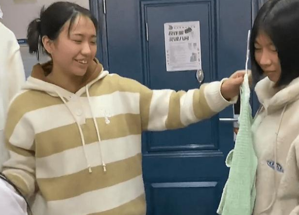 湖北一女大学生初次约会，全寝室友帮忙打扮，评论区却变了味道