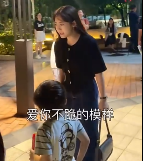 因为跟小学生街头对飙《孤勇者》火上热搜？娱乐圈里她是第一个吧