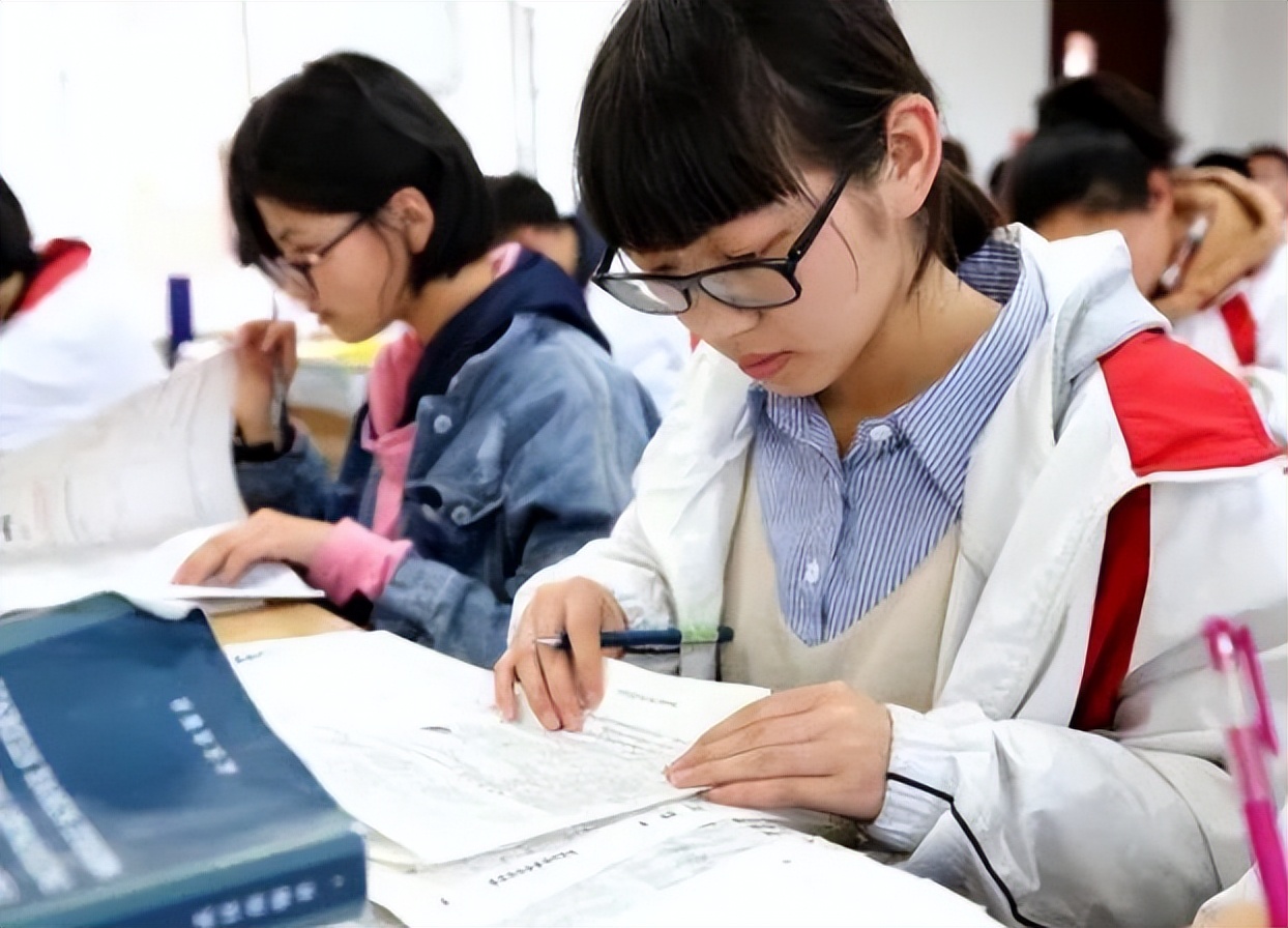 男生高考475，让640女友放弃厦大陪自己上二本，评论区：脸呢