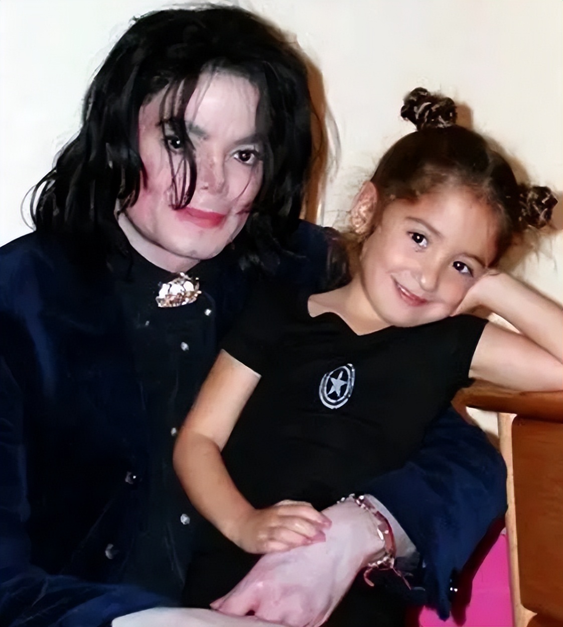 迈克尔杰克逊老婆和孩子近况如何(迈克尔杰克逊唯一的女儿：24岁长得像父亲，曾因皮肤白皙被质疑)