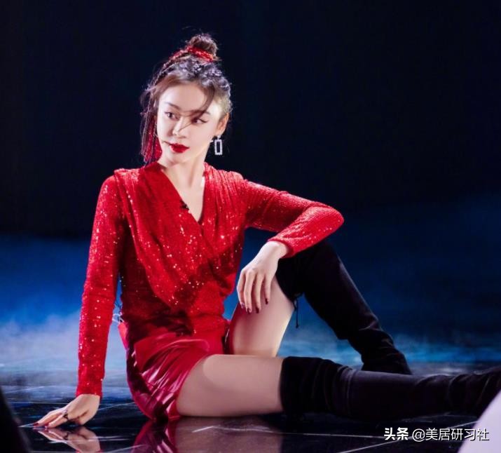 35岁袁姗姗晒出独居生活照，全屋比较凌乱，网友却说：很有烟火味