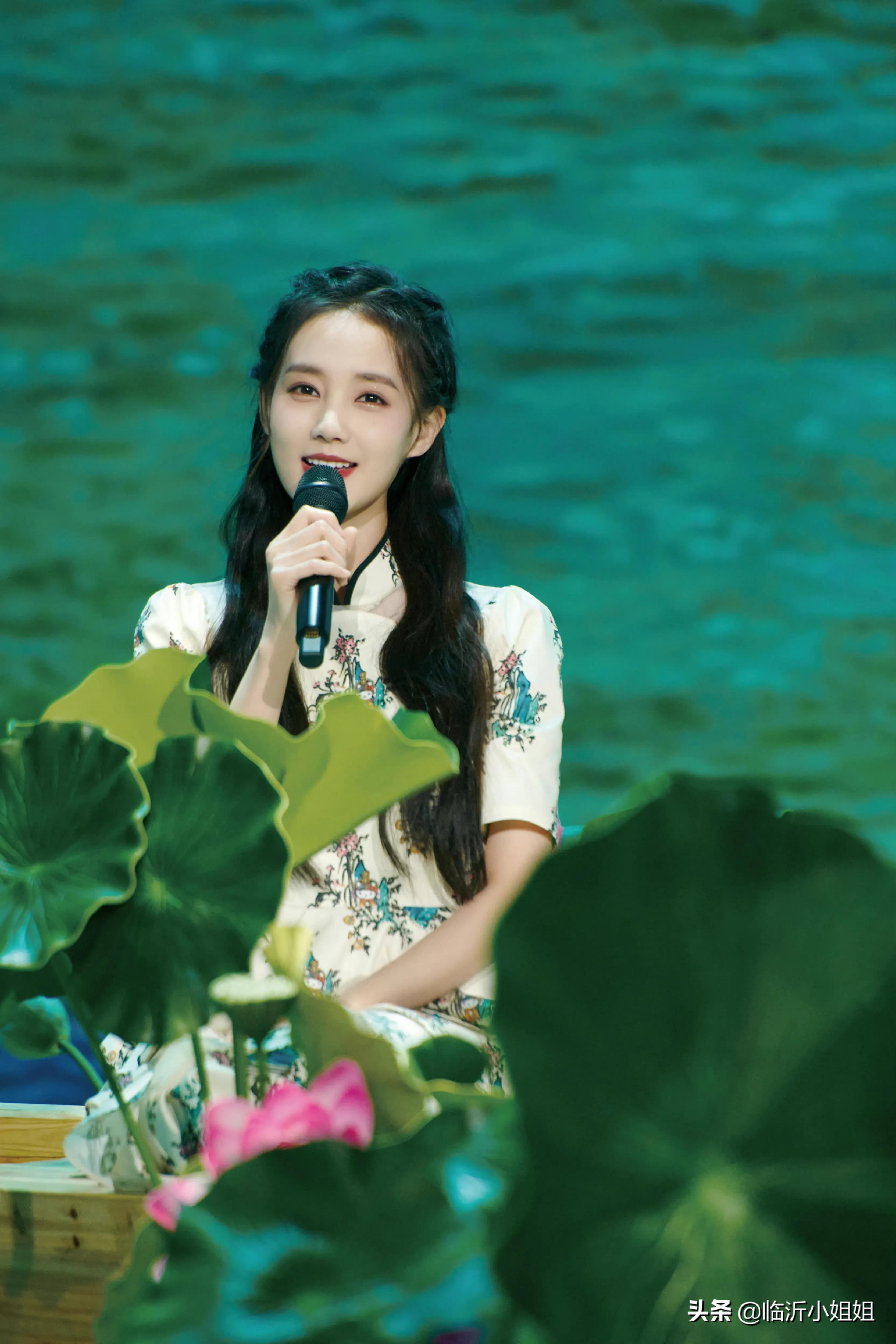 李一桐，出水芙蓉般的美貌少女，柔情似水的气息，美爆啦