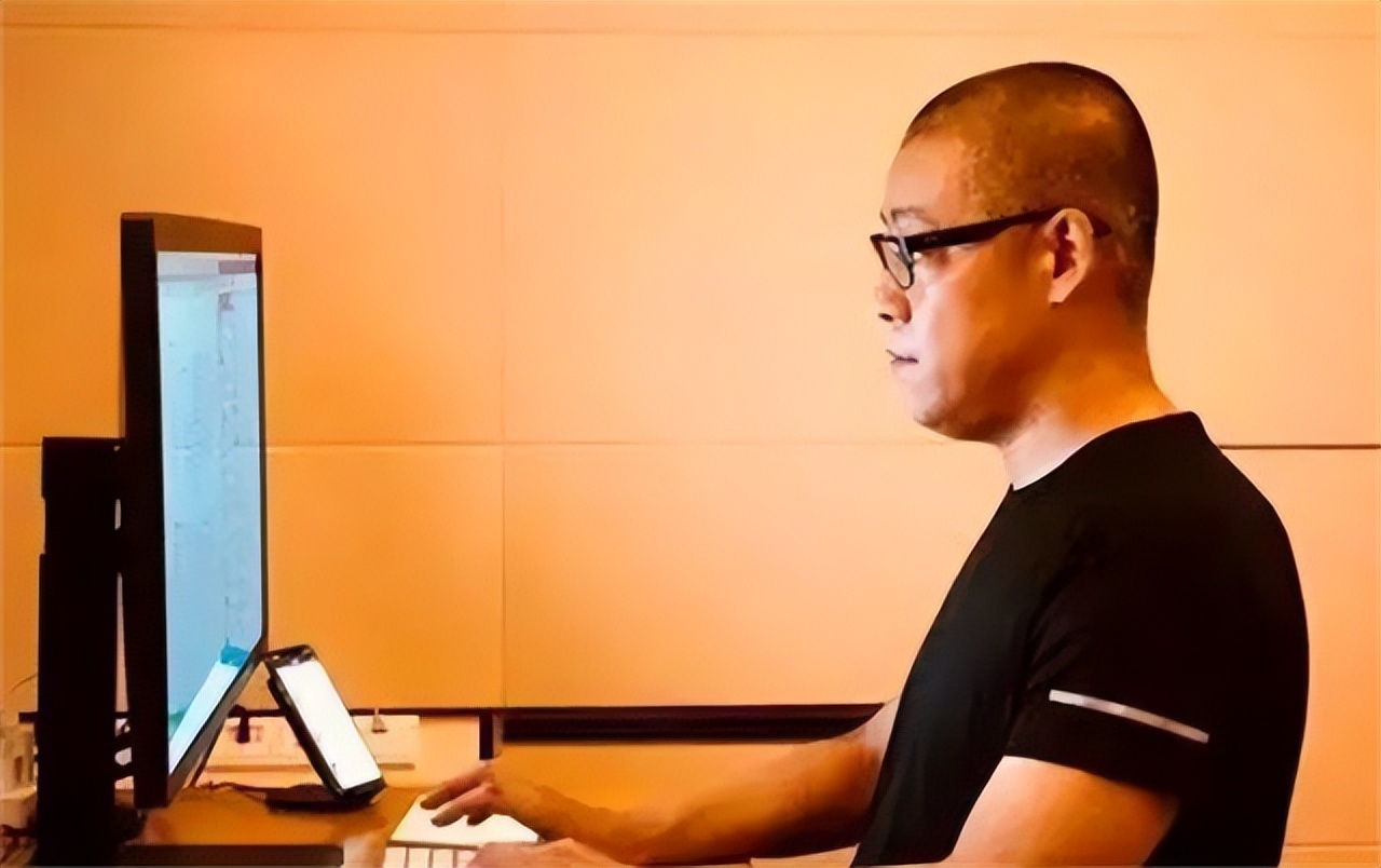 从教师到富豪，他靠10万枚比特币套现135亿后，却说比特币是骗局