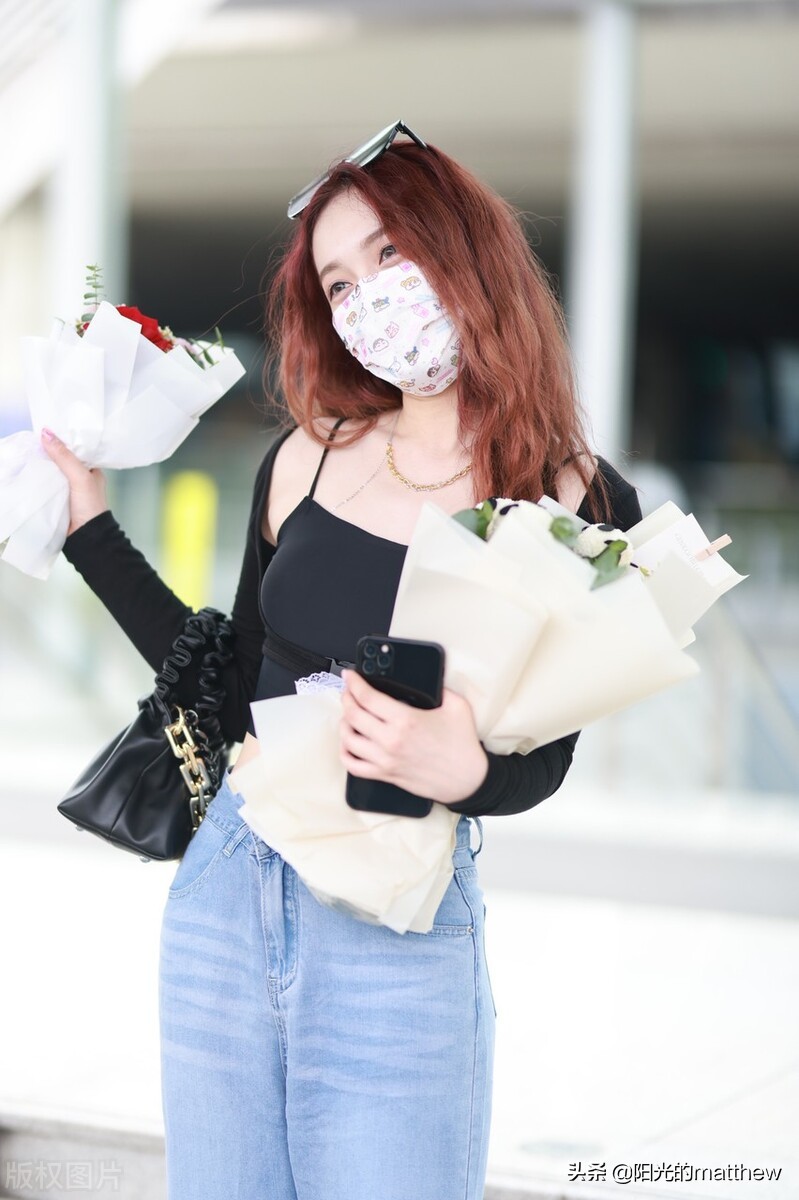 符雅凝金色长发时尚亮丽，对镜比V更活泼俏皮