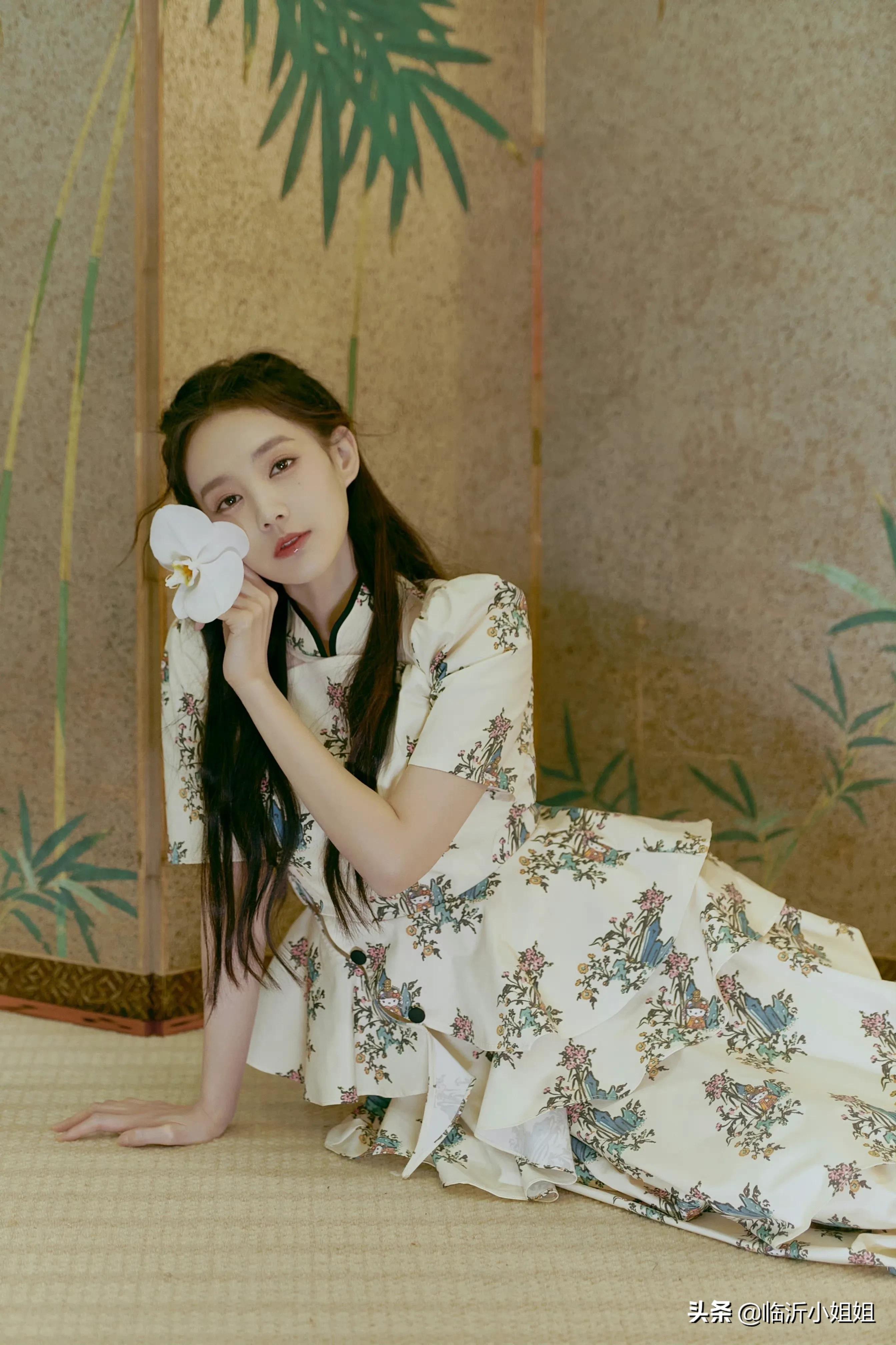 李一桐，出水芙蓉般的美貌少女，柔情似水的气息，美爆啦