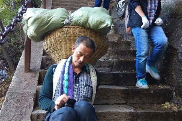 華山挑夫可能無人再接班：擔140斤走2公裡，賺的都是血汗錢