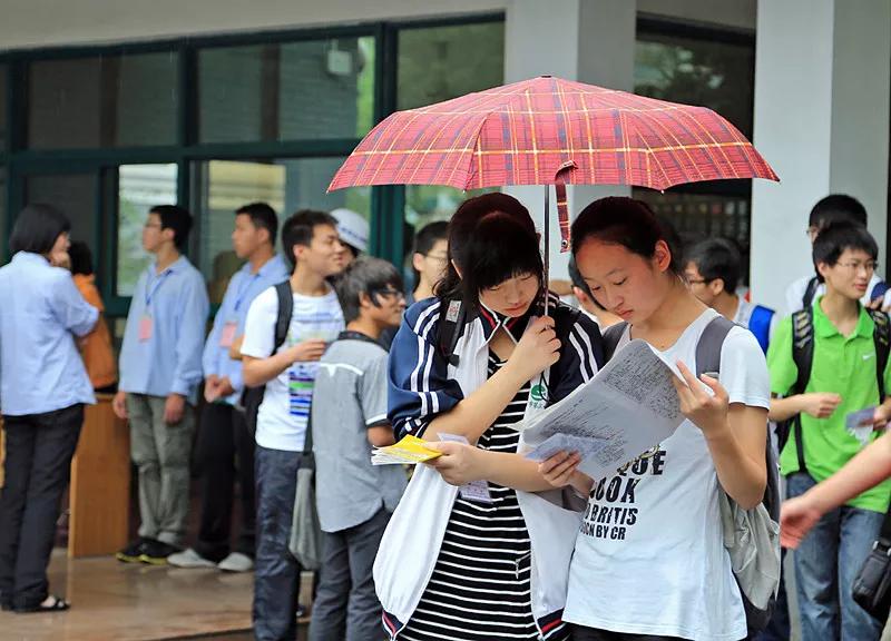 考生高考要迟到，路边乞丐付车费，十年后考生拿100万谢恩