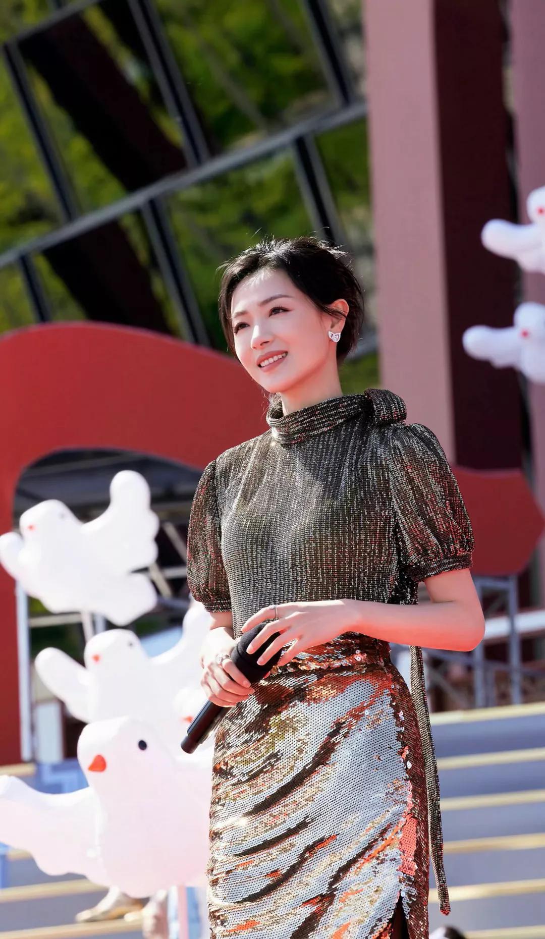 明星俏佳人:万茜最新各种穿搭,漂亮时尚,魅力无限