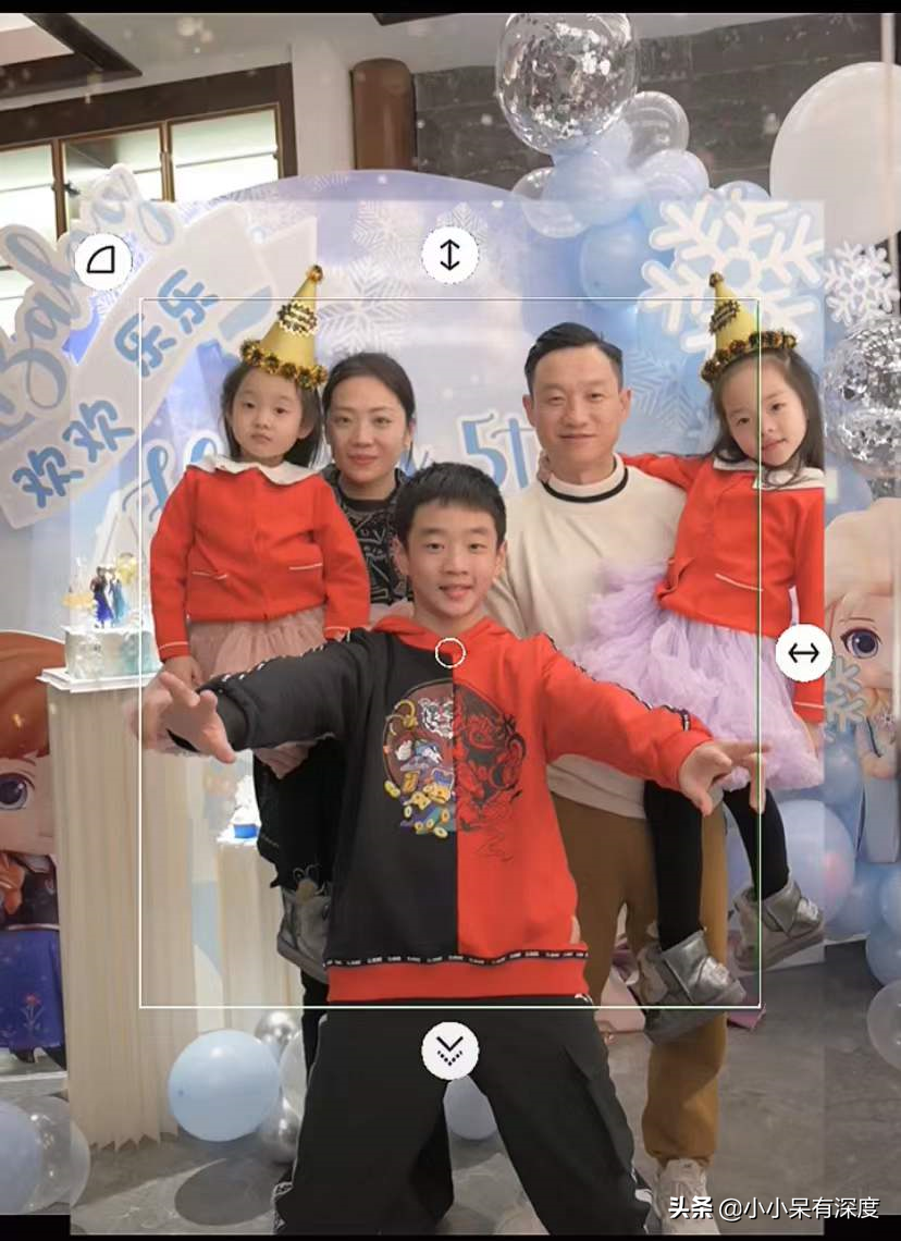 杨威晒照片，哇，小萌娃长成帅哥了！杨阳洋对双胞胎妹妹，特别好