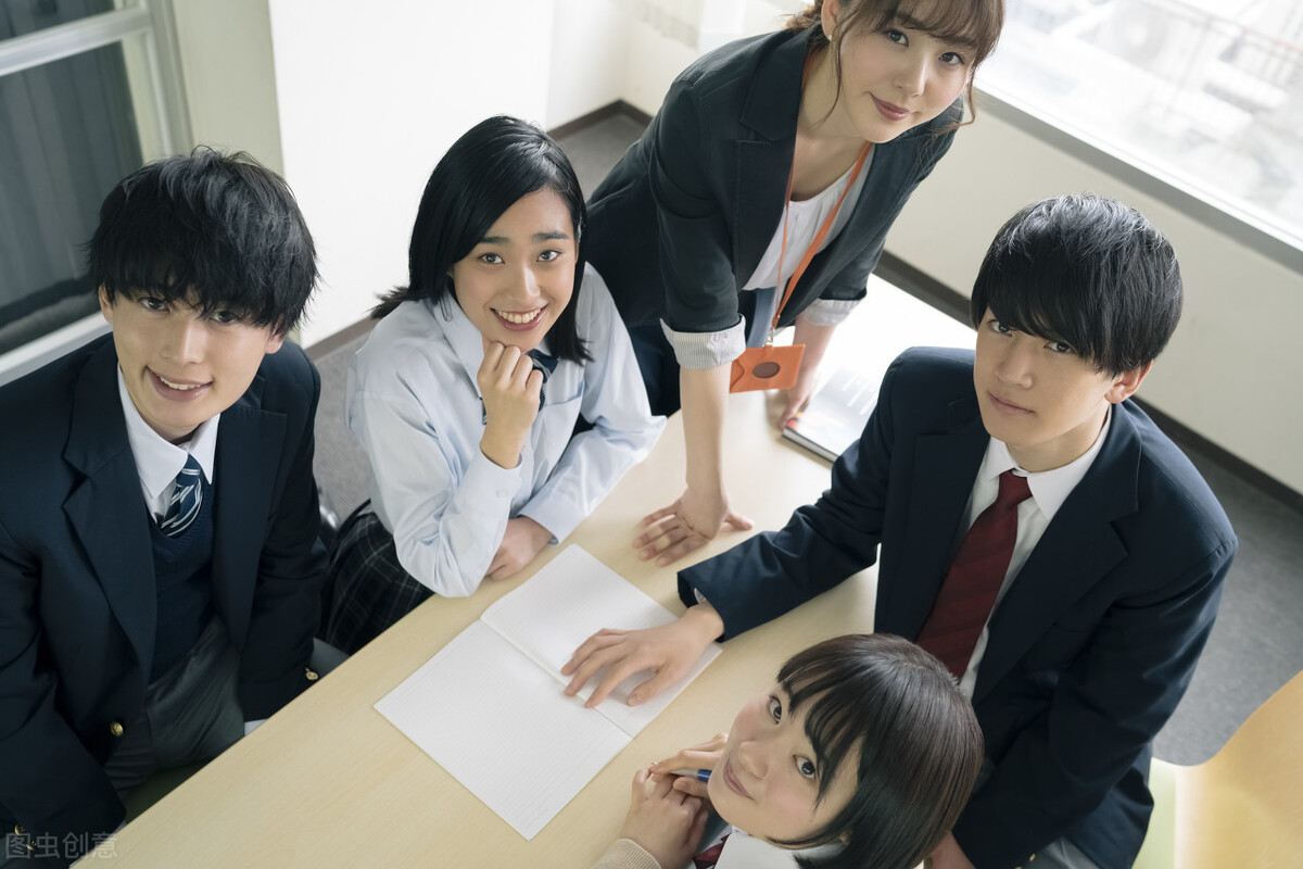 2020年全国高考英语选择型完形填空题的共时研究