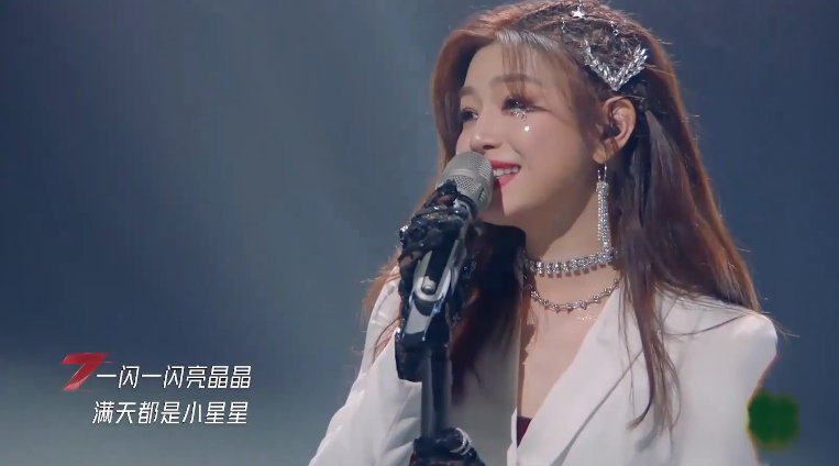 陈晓陈妍希儿子正脸照曝光，大眼睛像父亲，5岁还叼奶嘴惹争议