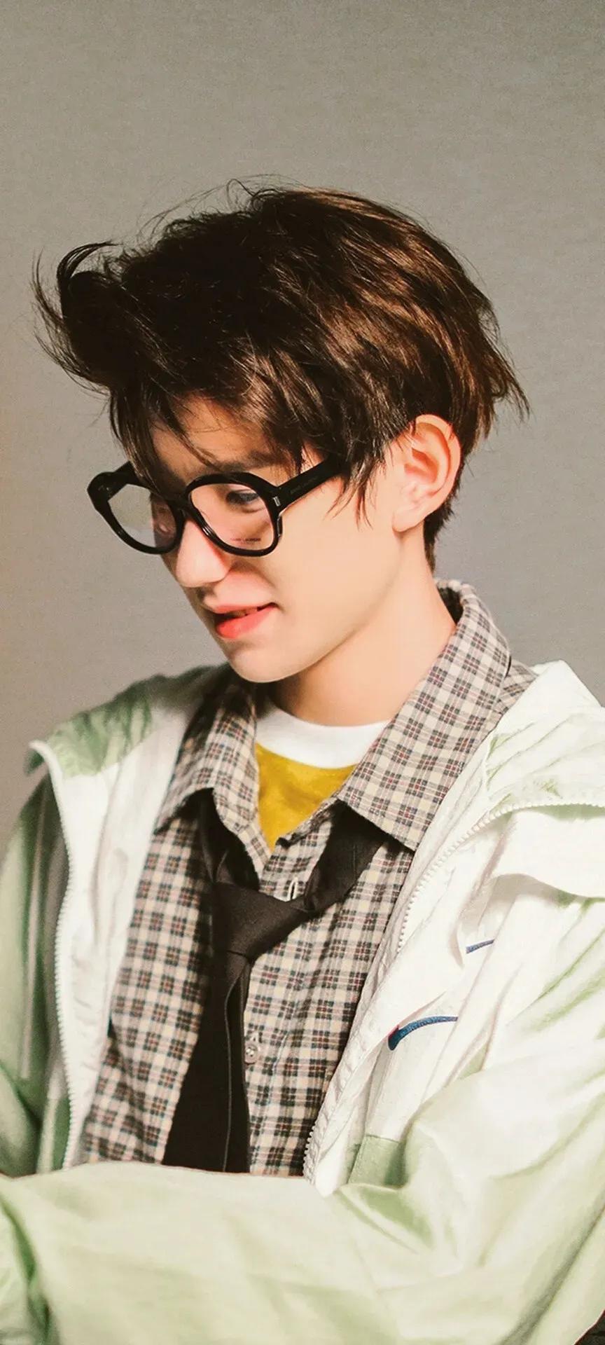 王俊凯易烊千玺王源高清壁纸，哪张壁纸最好看呢