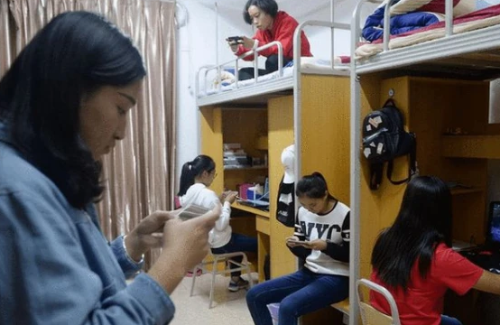 女大学生在教室“睡了一夜”，近10个小时干啥了？室友回应引质疑