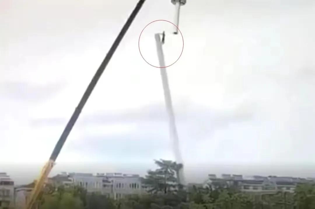 无锡一大型路灯塔突然倾倒，作业工人从数十米高空不幸坠亡，心疼