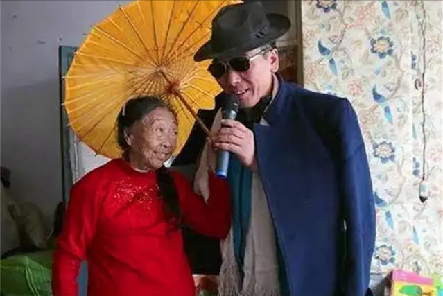 恭喜！53岁李玉成喜提新车后，第一件事情就是带着85岁妻子游玩
