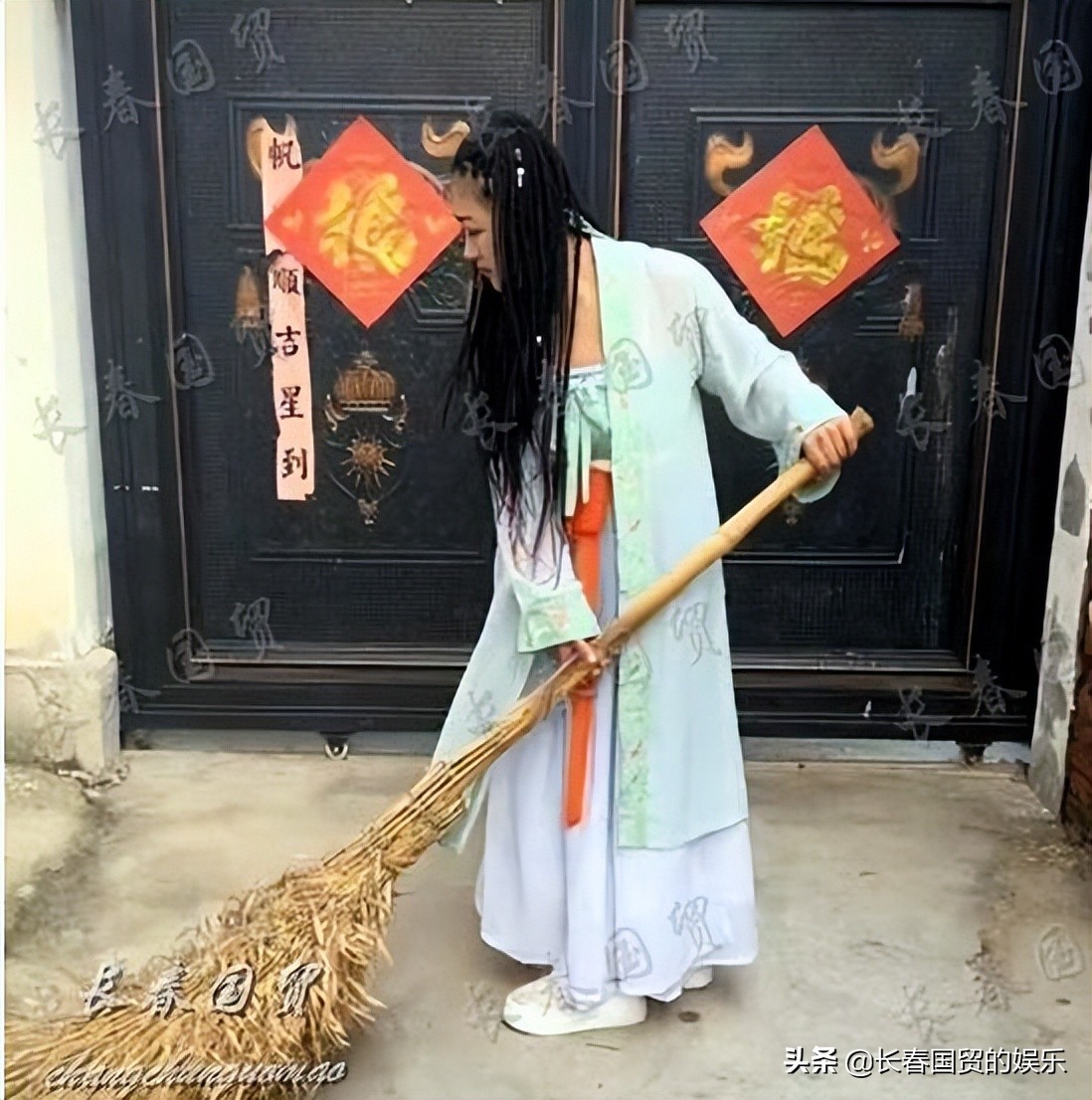 古装女粉丝在大衣哥家门口扫地，被质疑自我炒作蹭流量