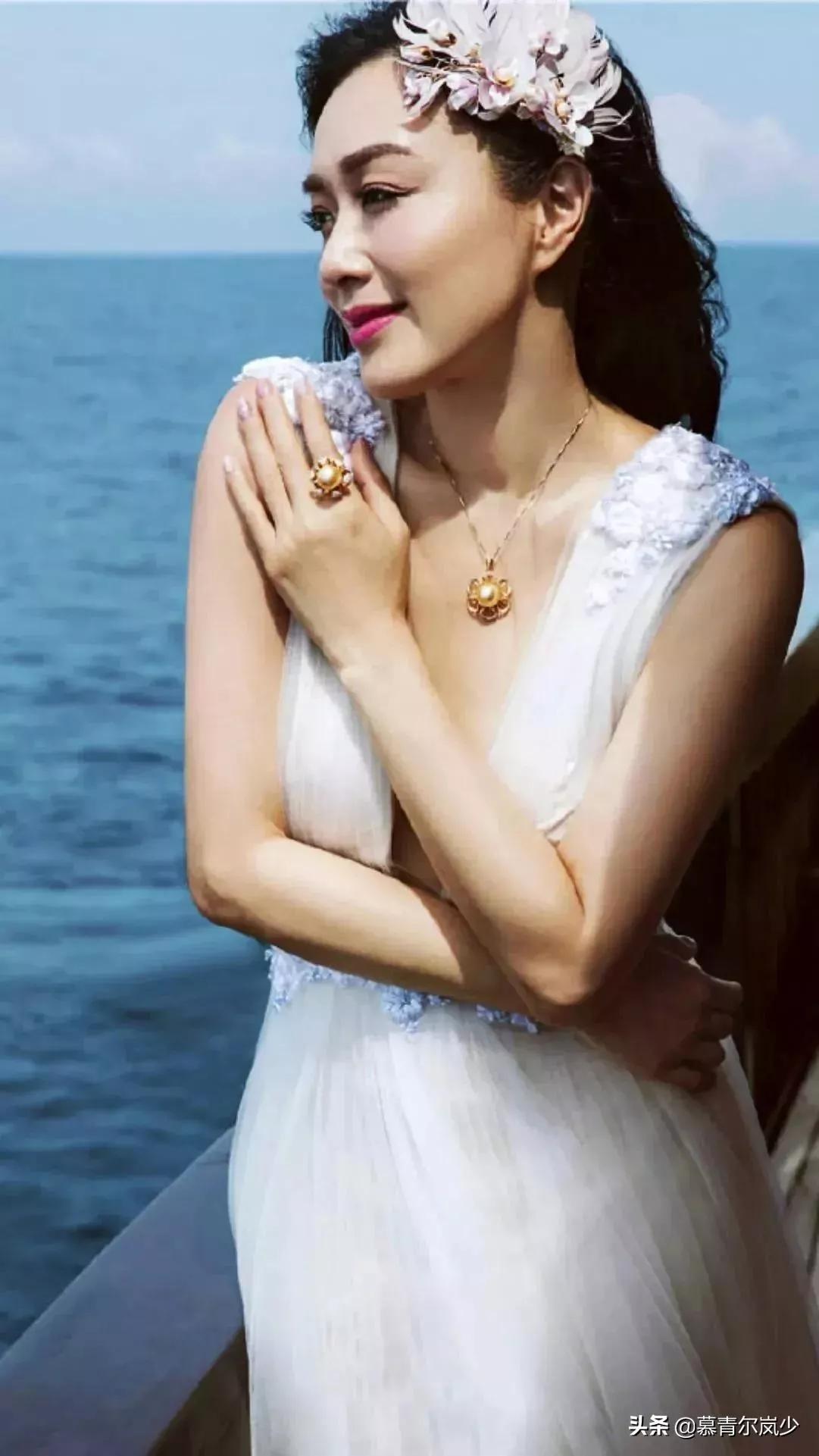 钟丽缇美照一册，欣赏