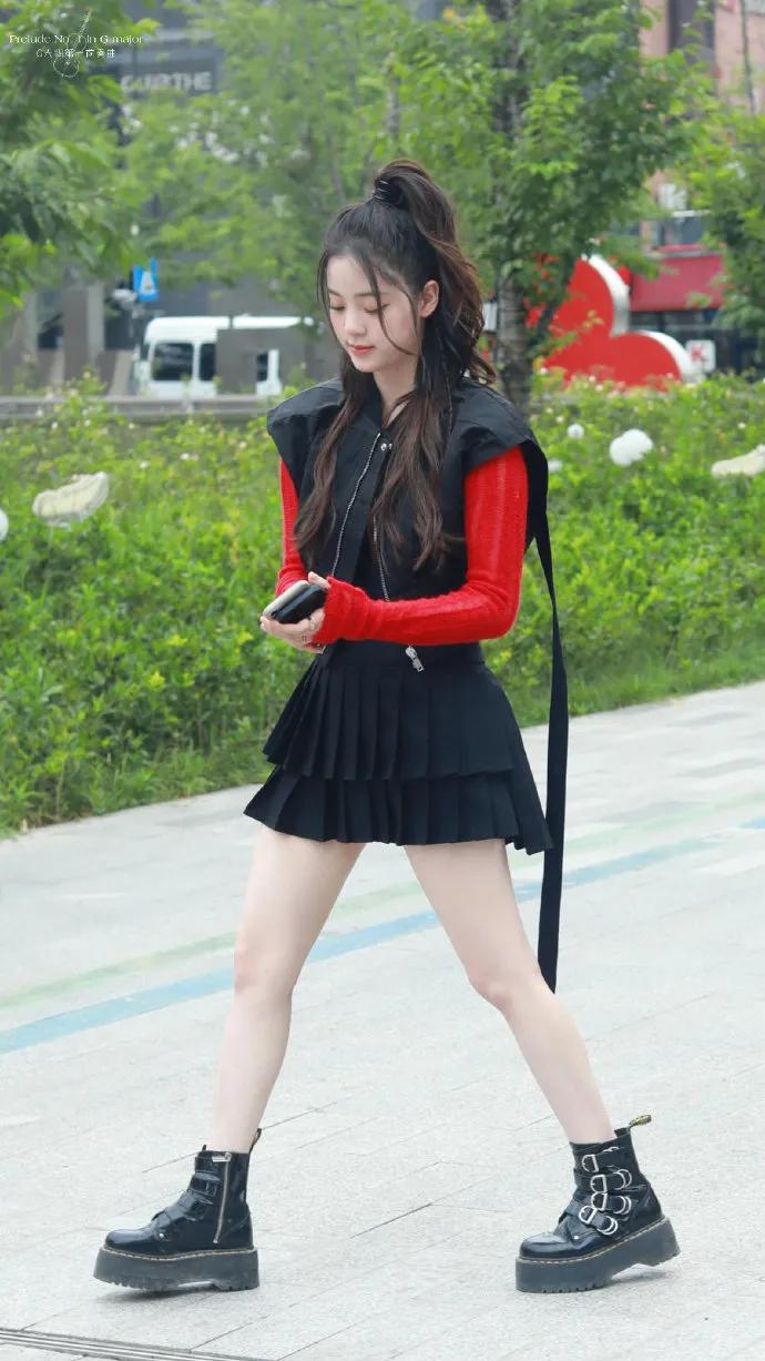 欧阳娜娜昨日录制萌探探探案的私服解析，又甜又酷！​​