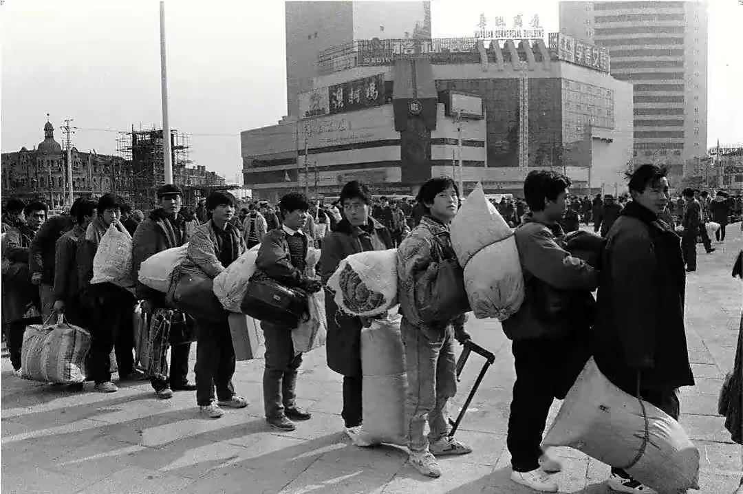 “超生游击队”真实事件：21年连生15个孩，妻子生产细节让人心疼