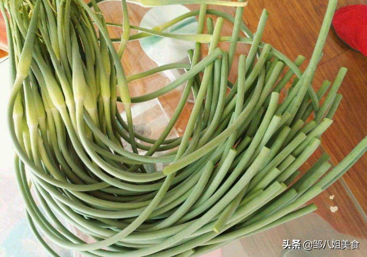 买蒜苔时，“红头和绿头”买哪种？不仅仅是颜色不同，弄明白再买