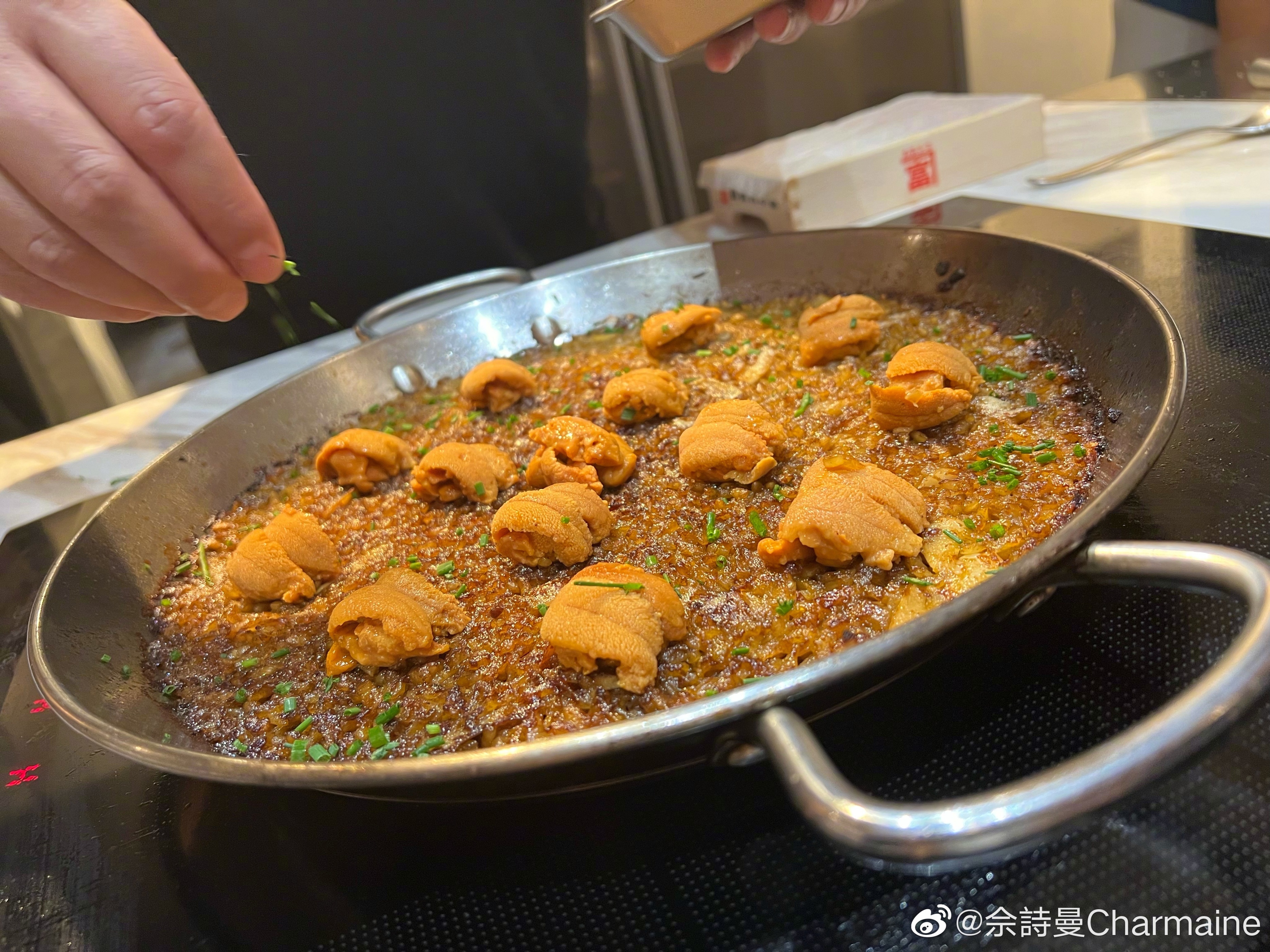 佘诗曼晒家宴无比奢华 桌上最珍贵的一盘被网友称为地狱美食引热议