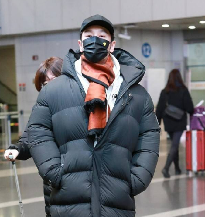 Baby官宣离婚后首次露面!一对耳环近30万,主动挥手打招呼太热情