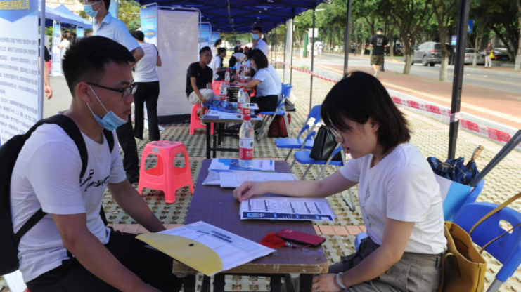 九成大学生毕业双非大学，白岩松呼吁大家关注，就业难成普遍现象