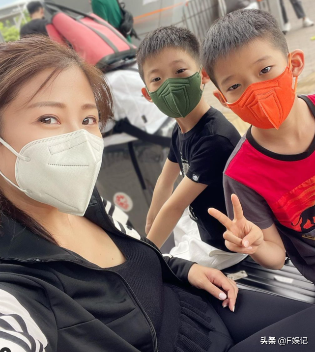 周家蔚终于带两个儿子和洪天明团聚 一家人一起玩电子游戏很温馨